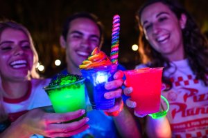 H2O Glow Nights no Typhoon Lagoon em Orlando em 2020: bebidas especiais H2O Glow Nights no Typhoon Lagoon em Orlando em 2020: bebidas especiais