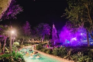 H2O Glow Nights no Typhoon Lagoon em Orlando em 2020: piscina do parque aquático Typhoon Lagoon H2O Glow Nights no Typhoon Lagoon em Orlando em 2020: piscina do parque aquático Typhoon Lagoon